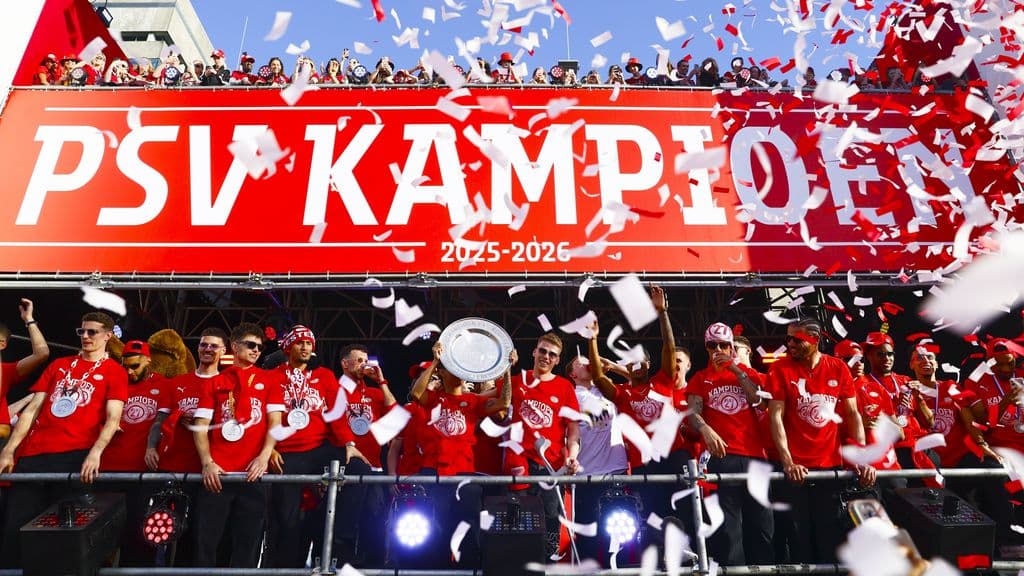 PSV biedt excuses aan voor 'onhandig' lied dat Flamingo zong tijdens huldiging
