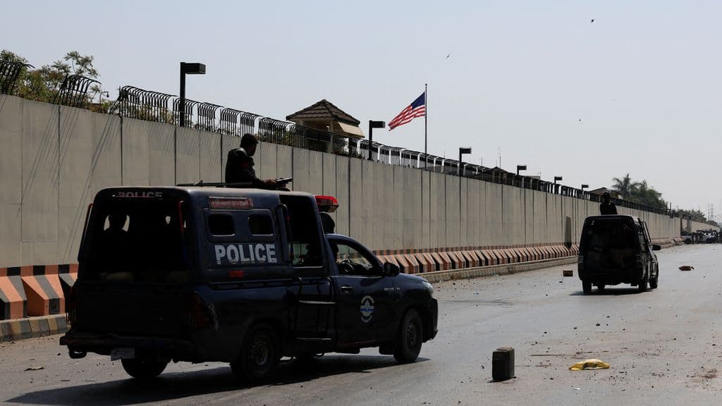 Negen doden bij bestorming Amerikaans consulaat in Karachi na dood ayatollah Khamenei