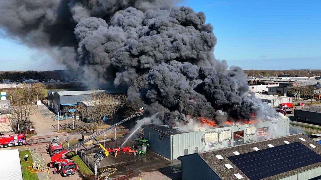 Grote brand verwoest bedrijfspand in Hoogeveen, sloop al begonnen