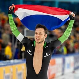 Bosker wint Nederlands kampioenschap allround, maar hekelt selectiebeleid KNSB met cynisch gebaar