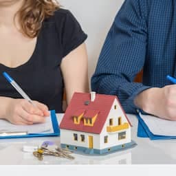 Partijen beloven creatieve oplossingen voor woningtekort bij gemeenteraadsverkiezingen, maar concrete plannen ontbreken