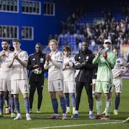 Ajax houdt 0-0 gelijk bij PEC Zwolle en klaagt over 'superlichte bal en droog veld'